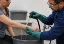 Quemadura química en piel: irrigación y protección del rescatista